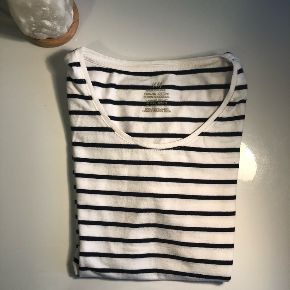 H&M’s Basic Line Black and white tee